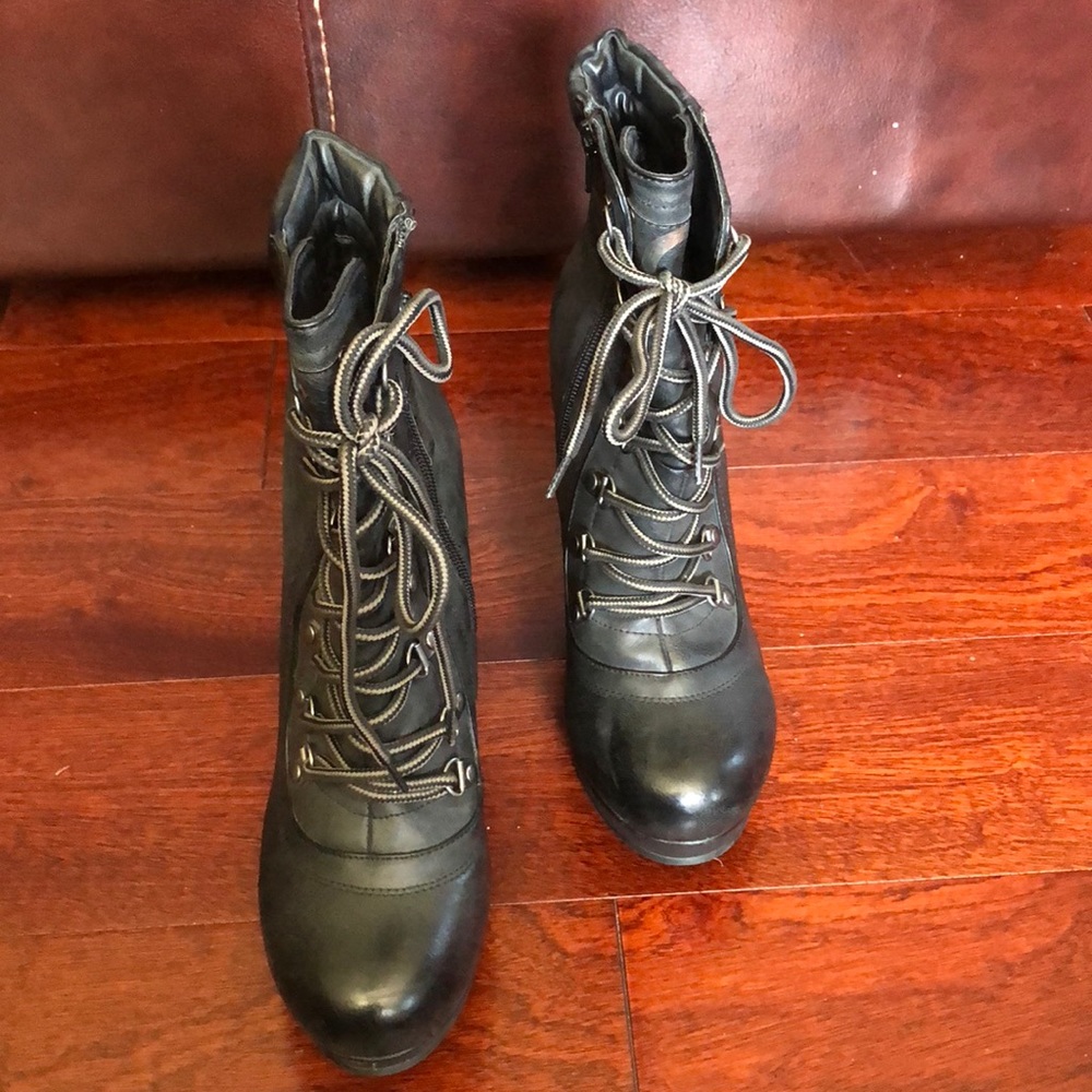 Limited Edition Guess Wedge Heel Boots !